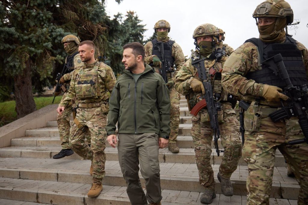 У звільнений від окупантів Ізюм приїхав Зеленський – щоб разом з десантниками підняти прапор України (ФОТО) 27