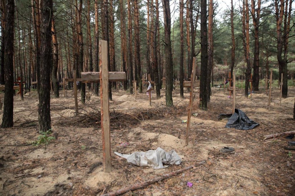 «Росія залишає по собі тільки смерть і страждання»: Зеленський опублікував фото з місця масового поховання людей в Ізюмі (ФОТО) 13