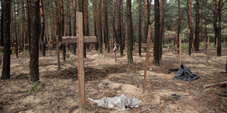 «Росія залишає по собі тільки смерть і страждання»: Зеленський опублікував фото з місця масового поховання людей в Ізюмі (ФОТО)