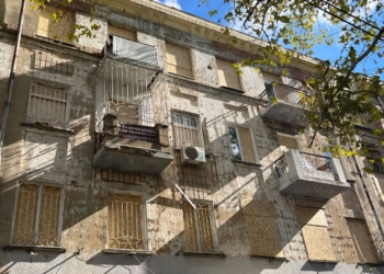 Ліквідація наслідків вчорашньої ракетної атаки по центру Миколаєва: вікна багатоповерхівок «зашиті» ОСБ-плитами, йде заміна труби пошкодженого водоводу (ФОТО)