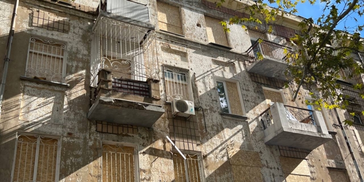 Ліквідація наслідків вчорашньої ракетної атаки по центру Миколаєва: вікна багатоповерхівок «зашиті» ОСБ-плитами, йде заміна труби пошкодженого водоводу (ФОТО)