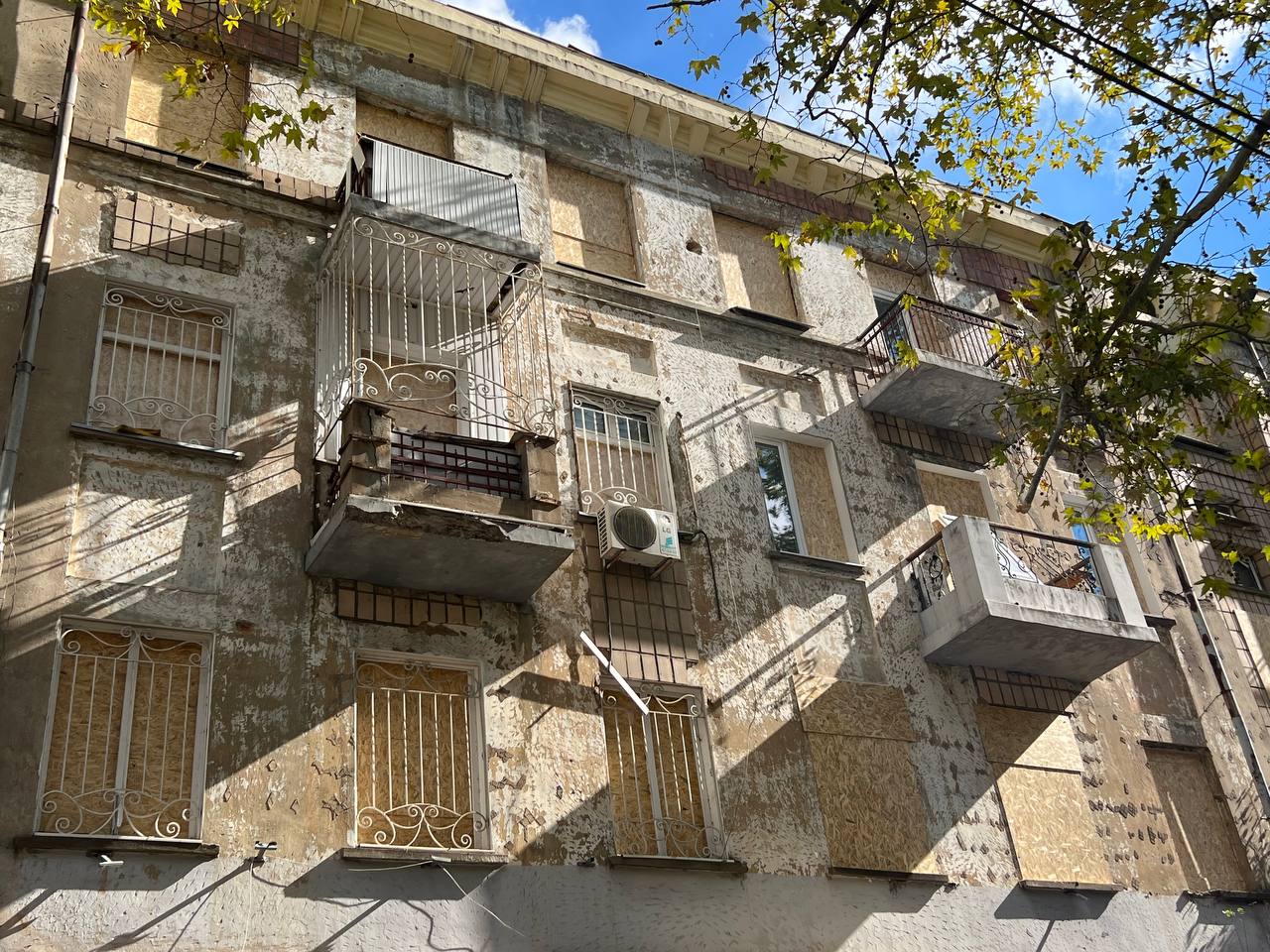 Ліквідація наслідків вчорашньої ракетної атаки по центру Миколаєва: вікна багатоповерхівок «зашиті» ОСБ-плитами, йде заміна труби пошкодженого водоводу (ФОТО)