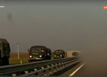 З Криму на Херсонщину знов суне колона ворожої техніки і живої сили (ВІДЕО)