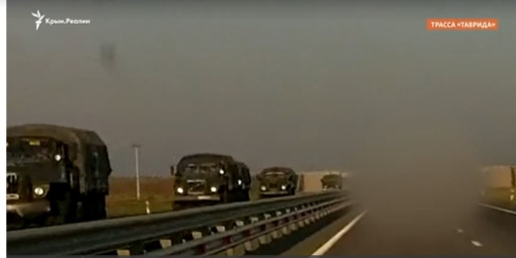 З Криму на Херсонщину знов суне колона ворожої техніки і живої сили (ВІДЕО)