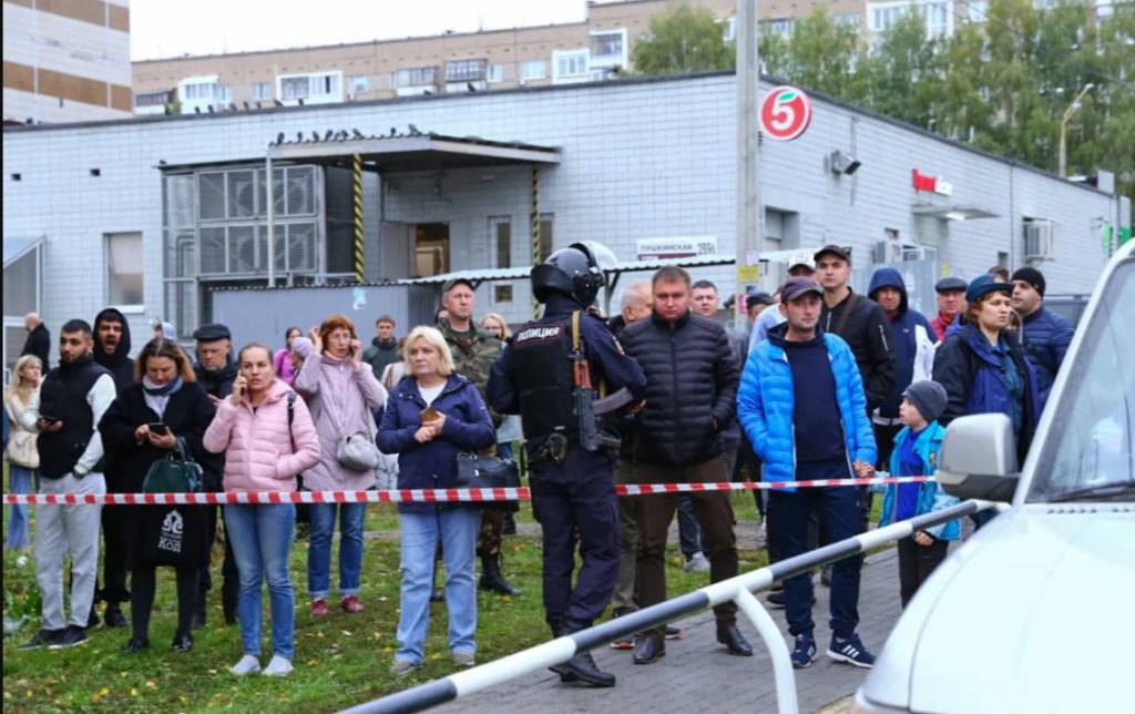 Шукали фашістів тут? В іжевську чоловік із свастикою влаштував розстріл у школі - 13 загиблих (ФОТО, ВІДЕО) 7