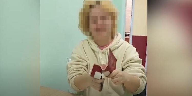 Кримчанка на кордоні в Україні знищила свій російський паспорт – бо небажаний (ВІДЕО)