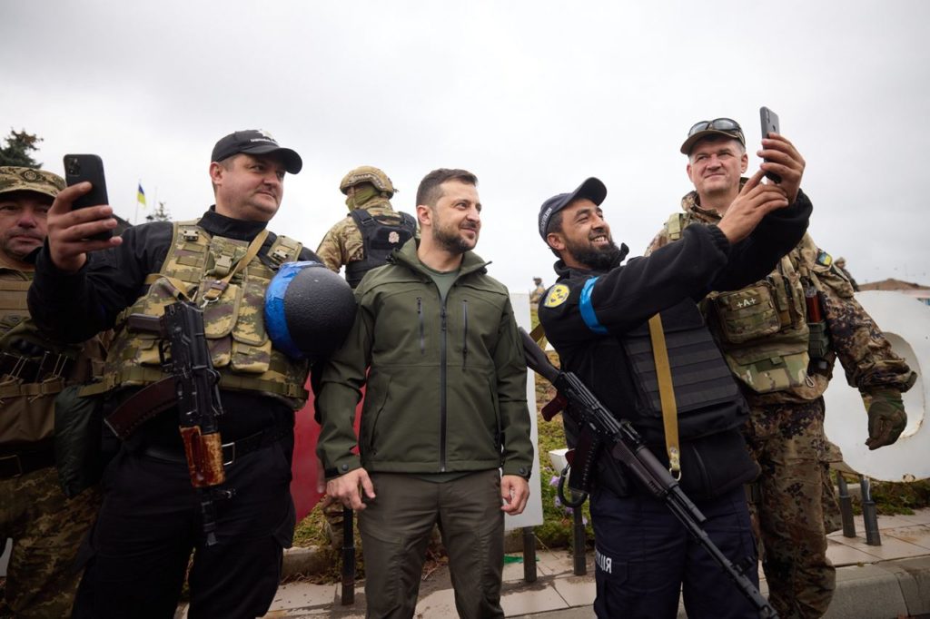 У звільнений від окупантів Ізюм приїхав Зеленський – щоб разом з десантниками підняти прапор України (ФОТО) 29