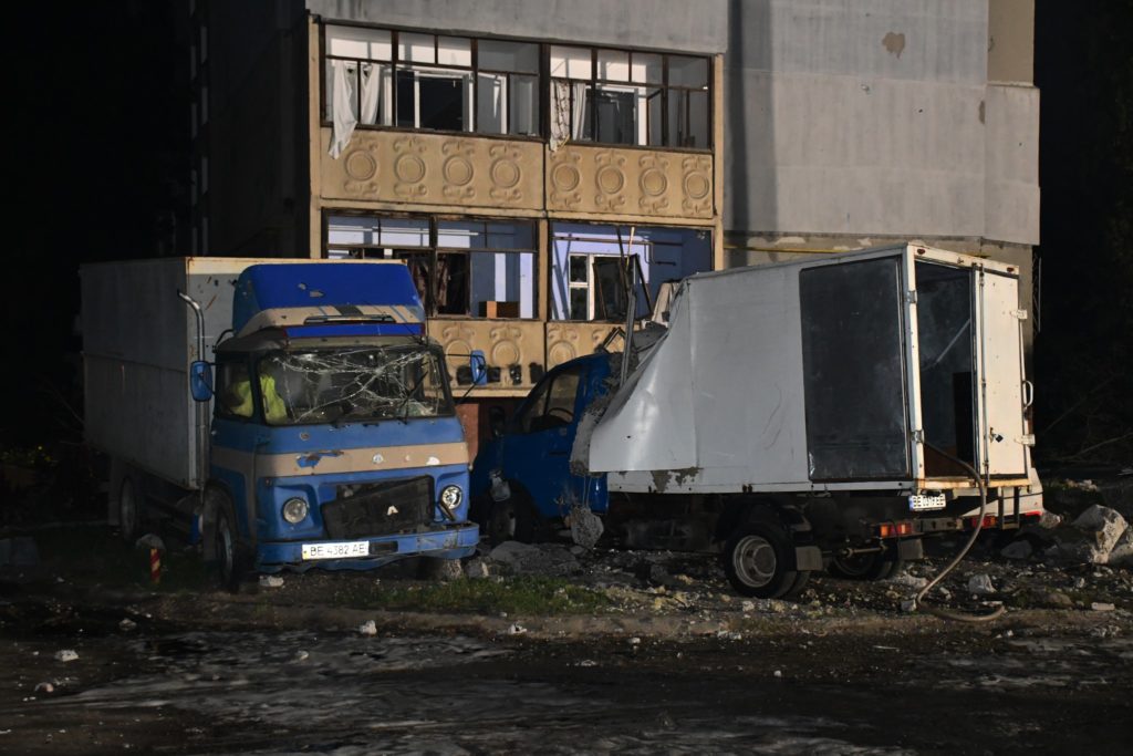 Рятувальна операція в Миколаєві на місці нічної ракетної атаки росіян по житловому будинку (ФОТО, ВІДЕО) 15