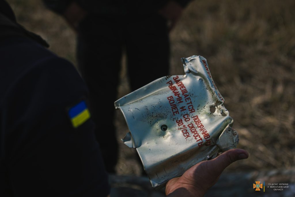 За добу на Миколаївщині рятувальники загасили 2 «мирні» пожежі та вилучили 8 боєприпасів, випущених росіянами по українцям (ФОТО) 15