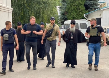 Зі Святогорської Лаври вдалось евакуювати 17 людей, решта відмовляються полишати монастир (ФОТО)