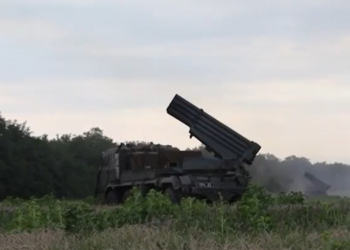 Шпаргалка з підказкою. ЗСУ засипали ворога снарядами з інструкциями, як здатися (ВІДЕО)
