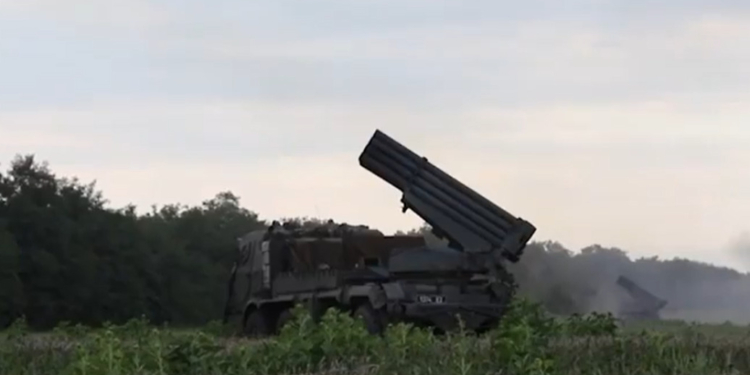 Шпаргалка з підказкою. ЗСУ засипали ворога снарядами з інструкциями, як здатися (ВІДЕО)