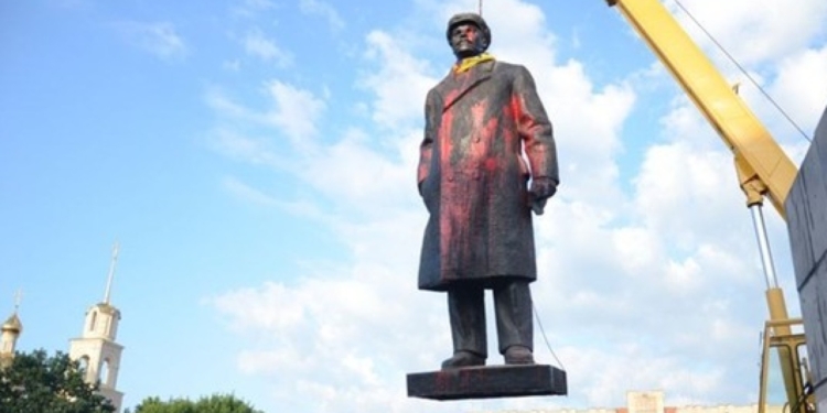 У Слов’янську продали Леніна за 700 тис. грн., гроші підуть на допомогу тим, хто втратив житло (ФОТО, ВІДЕО)