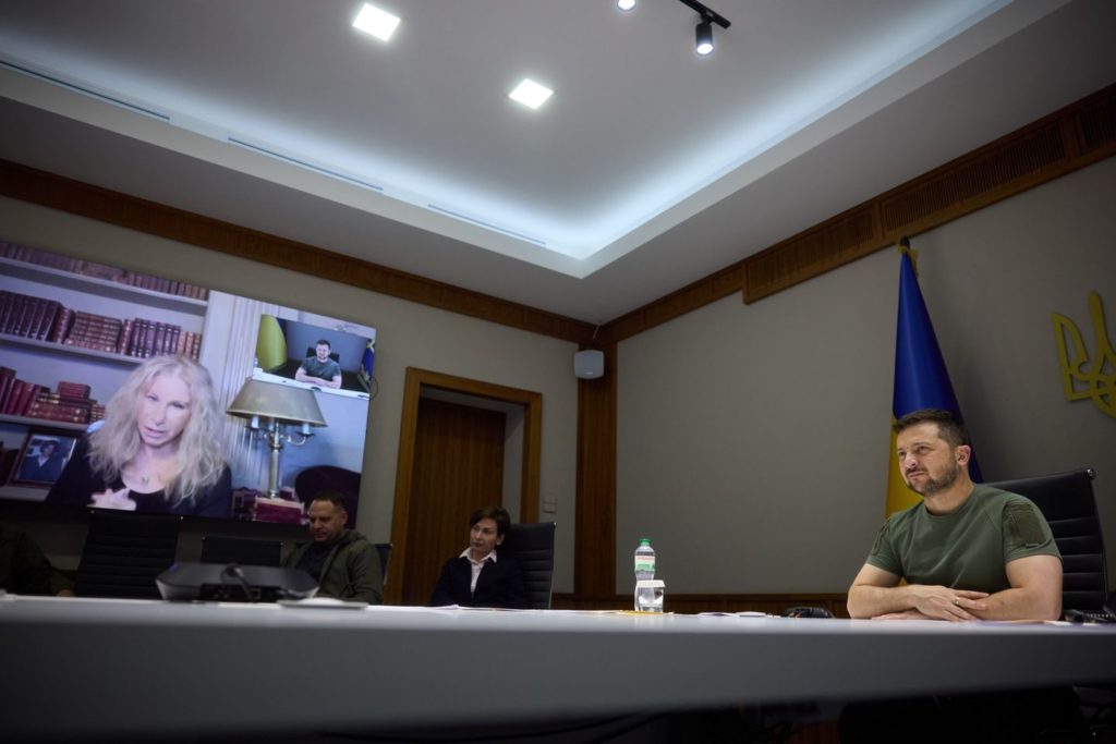 Зеленський обговорив з Барброю Стрейзанд підтримку України - в неї українське коріння 1