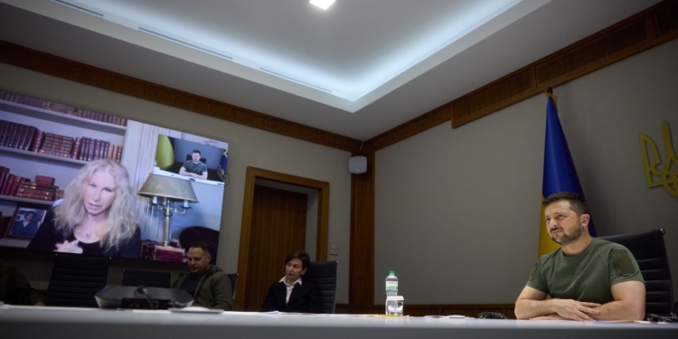 Зеленський обговорив з Барброю Стрейзанд підтримку України – в неї українське коріння