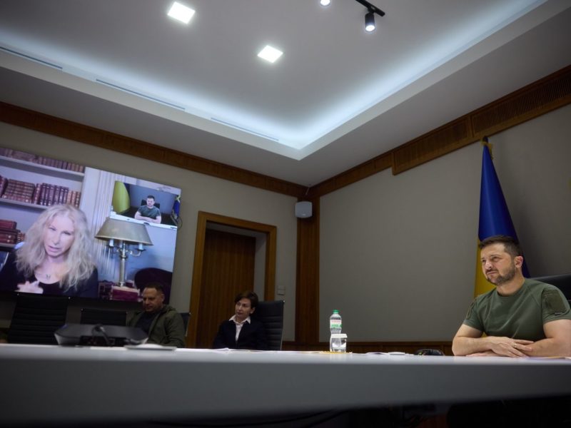 Зеленський обговорив з Барброю Стрейзанд підтримку України – в неї українське коріння