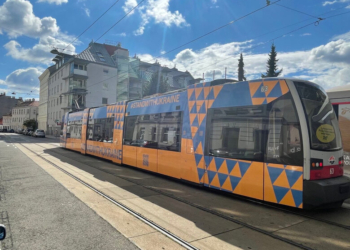 У Відні на маршрут вийшов трамвай з українським дизайном (ФОТО)