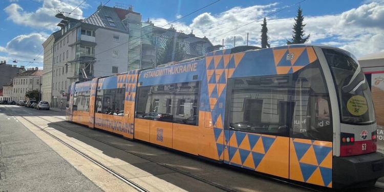 У Відні на маршрут вийшов трамвай з українським дизайном (ФОТО)