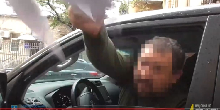 Нардеп-“слуга” Кузьміних, якого взяли з хабарем в 558 тис.грн., обвинувальний акт викинув з машини (ВІДЕО)