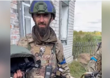 Всюди брехня. Бійці ЗСУ розібрали російський захисний шолом, довго сміялися (ВІДЕО)