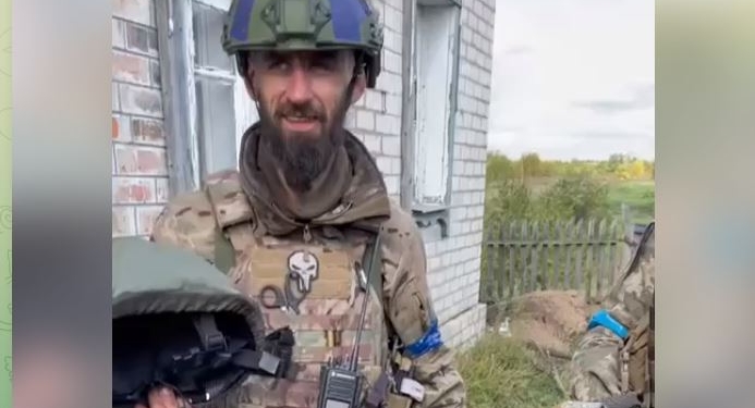 Всюди брехня. Бійці ЗСУ розібрали російський захисний шолом, довго сміялися (ВІДЕО)