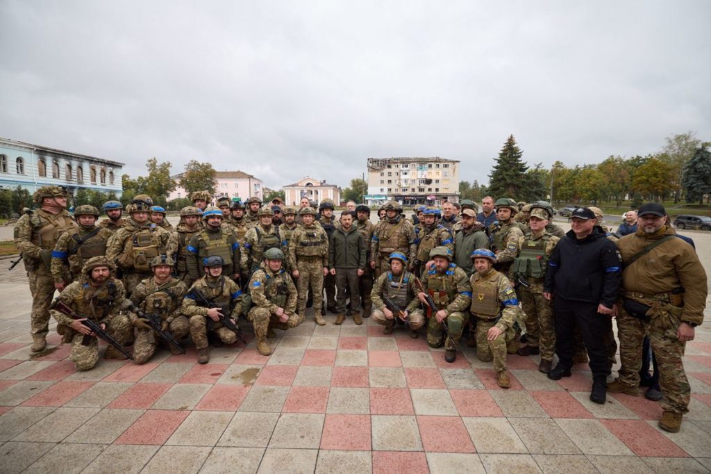 У звільнений від окупантів Ізюм приїхав Зеленський – щоб разом з десантниками підняти прапор України (ФОТО) 31