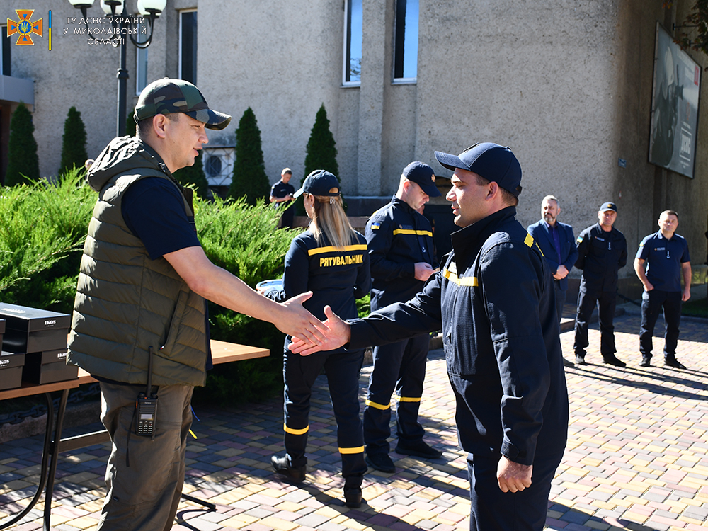 Рятувальникам Миколаївщини передали нові аварійно-рятувальні та пожежні автомобілі (ФОТО) 17