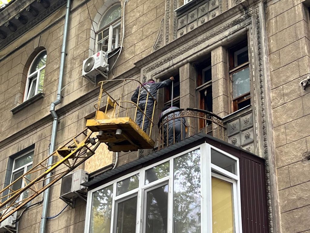 Пошкоджено мінімум 8 багатоповерхівок, магазини, виставкова зала – мер Миколаєва показав наслідки нічної ракетної атаки по центру міста (ФОТО) 17