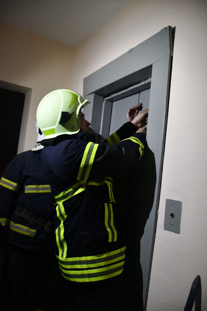 Рятувальна операція в Миколаєві на місці нічної ракетної атаки росіян по житловому будинку (ФОТО, ВІДЕО) 17