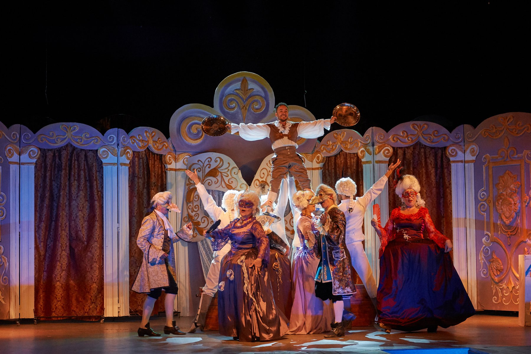 Миколаївський національний академічний український муздрамтеатр за літо поставив дві вистави і зараз працює ще над трьома (ФОТО)