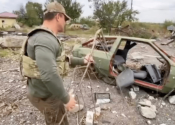 Як нардеп Тищенко зламаною гілкою Харківщину розміновував. З’явилося епічне (ВІДЕО)