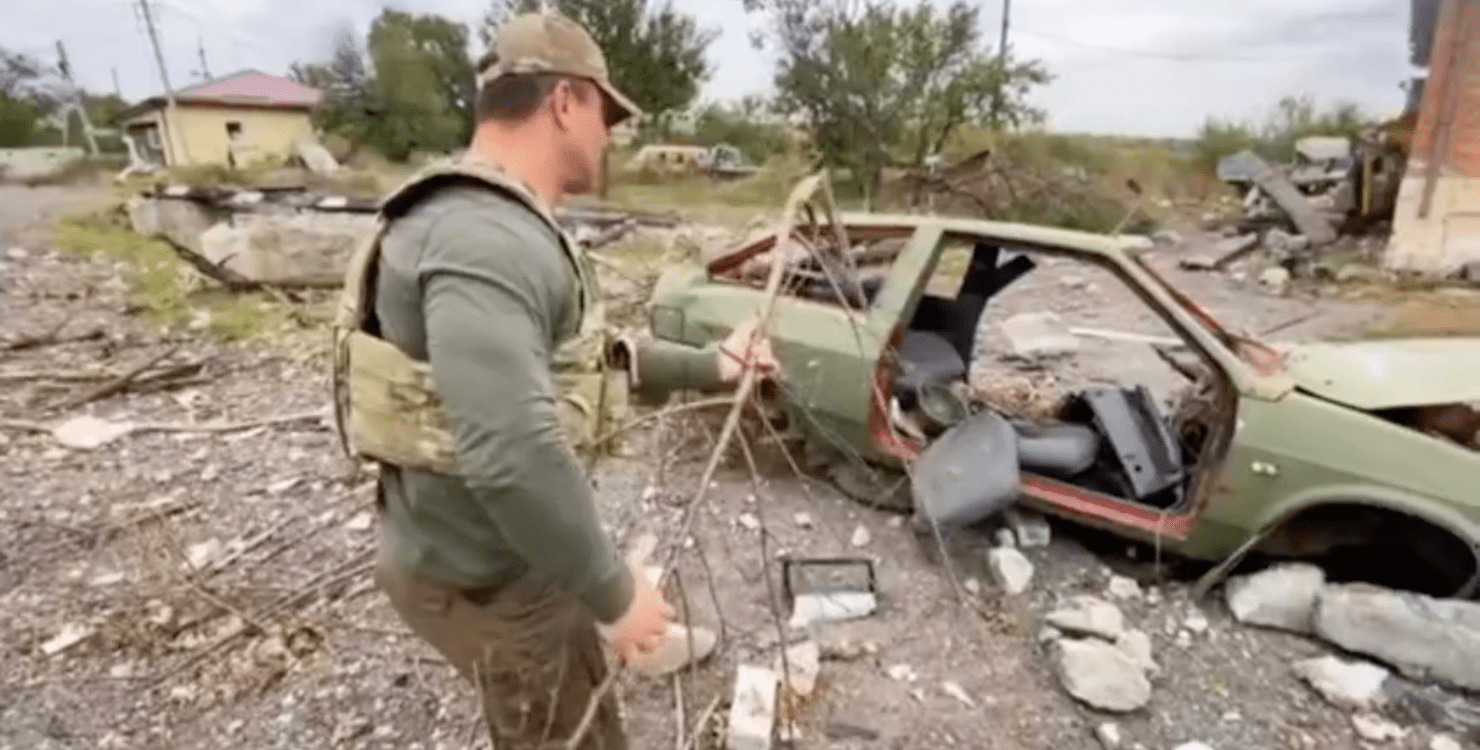 Як нардеп Тищенко зламаною гілкою Харківщину розміновував. З’явилося епічне (ВІДЕО)