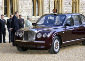 Королівський гараж. Яким машинам надавала перевагу Єлизавета II (ФОТО)