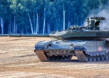 ЗСУ захопили на Харківщині танк-аналоговнєт Т-90М “Прорив” і вже зазирнули всередину (ФОТО)