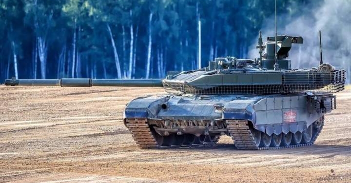 ЗСУ захопили на Харківщині танк-аналоговнєт Т-90М “Прорив” і вже зазирнули всередину (ФОТО)