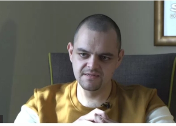 Били ножем в спину, ставили біля петлі і вимагали співати гімн рф, обіцяли красиву смерть. Звільнений британець розповів про жахи полону (ФОТО)