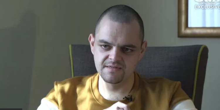 Били ножем в спину, ставили біля петлі і вимагали співати гімн рф, обіцяли красиву смерть. Звільнений британець розповів про жахи полону (ФОТО)