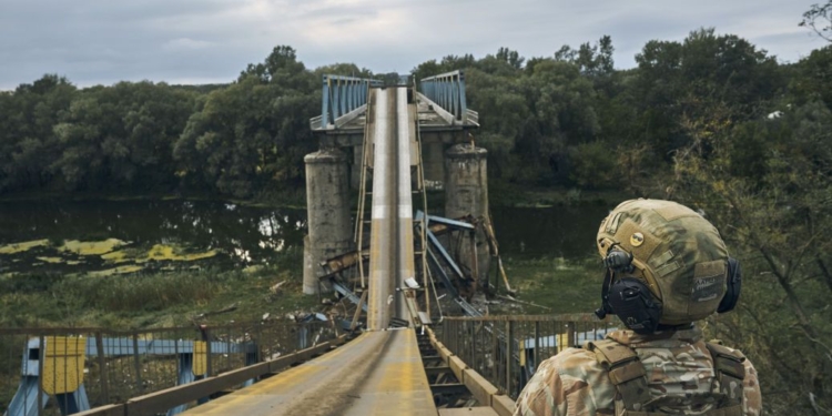 Відступаючи, рашисти замінували міст при в’їзді в Балаклію 400 кг тротилу