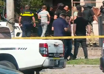 У Грузії озброєний чоловік в балаклаві взяв заручників у банку – вимагає $2 млн, вертоліт і прапор росії. Можливо, він не один (ВІДЕО)