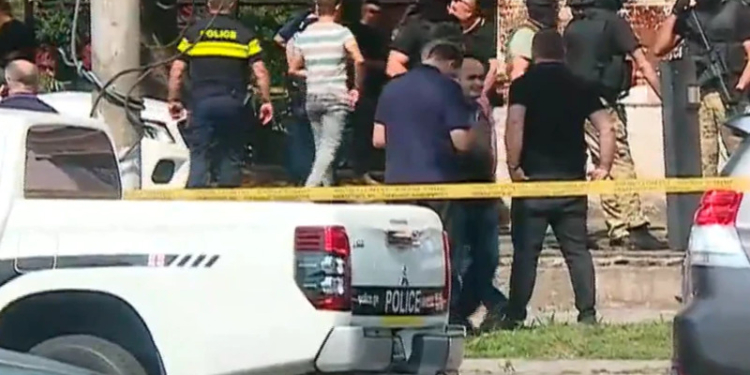 У Грузії озброєний чоловік в балаклаві взяв заручників у банку – вимагає $2 млн, вертоліт і прапор росії. Можливо, він не один (ВІДЕО)