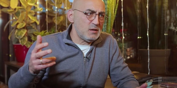 Вчора приматолог, сьогодні-атомник. Хто такий Ренат Карчаа, який водив МАГАТЕ по ЗАЕС. Будете здивовані (ВІДЕО)