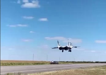 А ви кажете, в армію треба було вкладати, а не в дороги – наша авіація використовує шосе як злітні смуги (ВІДЕО)