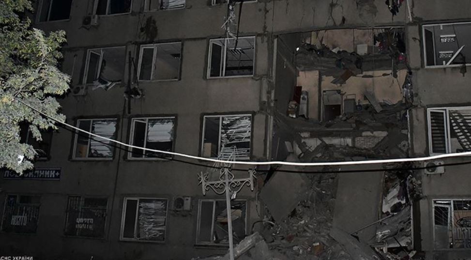 Внаслідок обстрілів в Миколаєві суттєво пошкоджені багатоповерхові будинки (ФОТО) 7