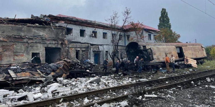 Рашисти розбомбили рефрижератори з тілами вбитих росіян в Харкові (ФОТО)