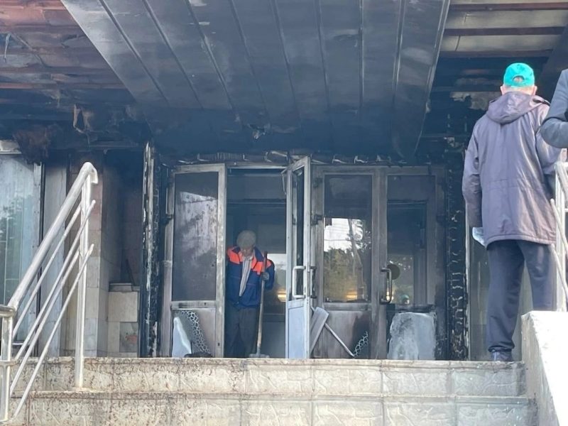 В Тольятті підпалили двері міської адміністрації, а в Нижньому Новгороді – військовий комісаріат