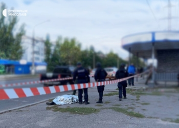 Кількість загиблих внаслідок обстрілу зупинки в Миколаєві зросла до 3 (ФОТО)