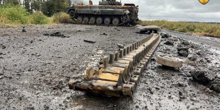Окупанти в районі Каховської ГЕС затопили 9 вагонів для побудови переправи, – Генштаб