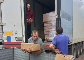 Серед білого дня в Одесі з фури, маркованої надписом «Продукти для ЗСУ», крали ящики з тушонкою – одного злодія затримав небайдужий одесит (ФОТО)