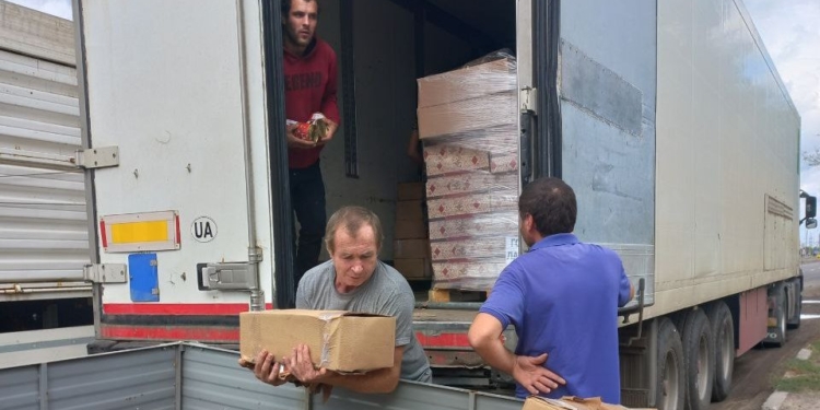 Серед білого дня в Одесі з фури, маркованої надписом «Продукти для ЗСУ», крали ящики з тушонкою – одного злодія затримав небайдужий одесит (ФОТО)