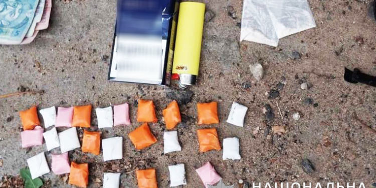 І метамфетамін, і канабіс: у Миколаєві поліцейські затримали місцевого мешканця за розповсюдження «закладок» (ФОТО)